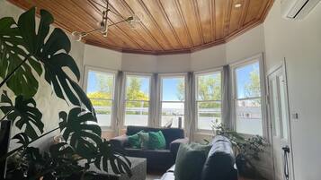 Televisio, takka, DVD-soitin, stereot