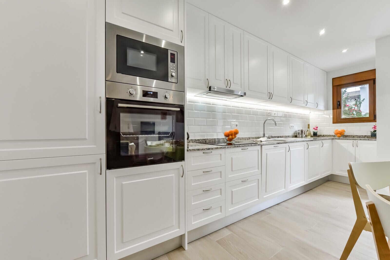 Een koelkast, een microgolfoven, een oven, een vaatwasser