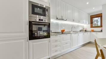 Een koelkast, een microgolfoven, een oven, een vaatwasser