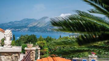 Deluxe appartement, uitzicht op zee | Uitzicht vanaf balkon