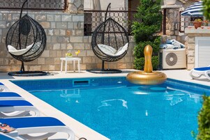 Una piscina al aire libre de temporada