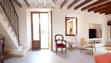 Een televisie en een computerscherm