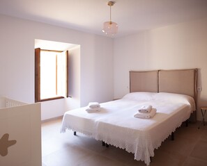 5 bedrooms, desk, iron/ironing board, free WiFi
