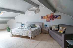 Family Room | Minibar, desk, laptop workspace, cribs/infant beds - B&B Alle Falde Dell'Etna (Zafferana Etnea)