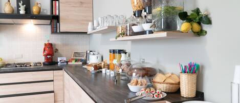 Lemari es dan microwave di ruangan umum