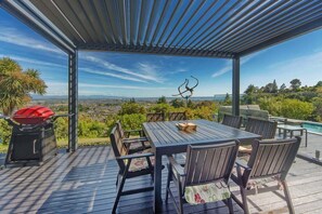Outdoor dining - Pohutukawa House - Views, Pools, Serenity! (Richmond)