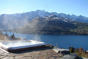 Outdoor spa tub - Goldleaf Hill - Spa Pool (Queenstown)