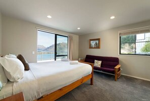 4 bedrooms, desk, iron/ironing board, free WiFi - Goldleaf Hill - Spa Pool (Queenstown)