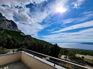 Property grounds - Villa with pool, barbecue , patio , quiet location , families welcome (Baska Voda)