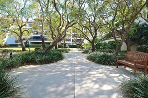 Terrace/patio - Spacious Condo in a Great Location! Private Beach, 2 Pools, 2 Jaccuzi, Fishing Deck & More! (Siesta Key)