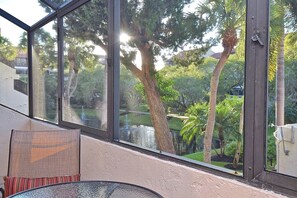 Outdoor dining - Spacious Condo in a Great Location! Private Beach, 2 Pools, 2 Jaccuzi, Fishing Deck & More! (Siesta Key)