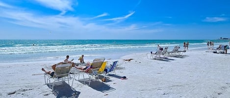 In Strandnähe, Liegestühle, Strandtücher