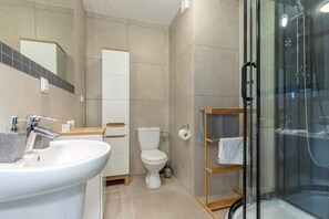 Dusche, Haartrockner, Handtücher