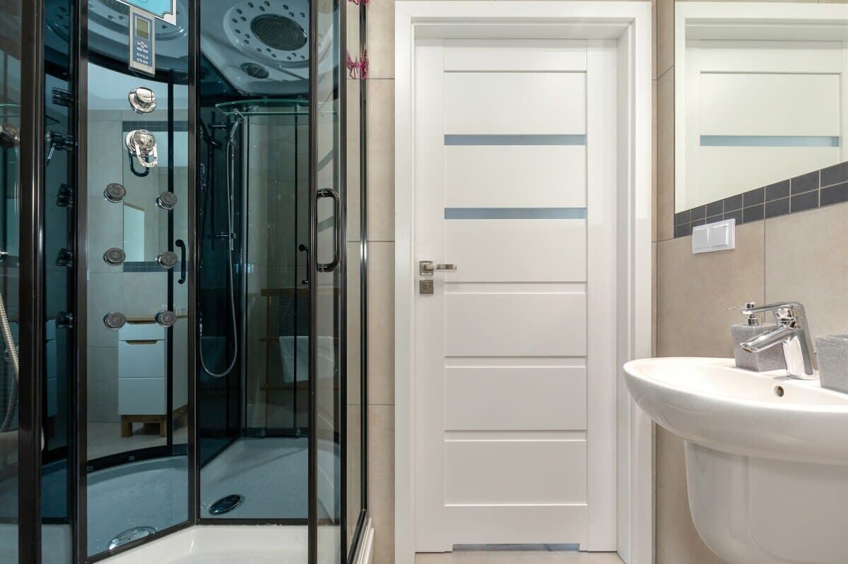 Een douche, een haardroger, handdoeken, shampoo