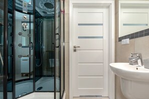 Dusche, Haartrockner, Handtücher, Shampoo