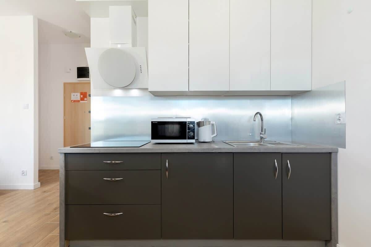 Kjøleskap, mikrobølgeovn, kokeplater og kaffetrakter/tekoker