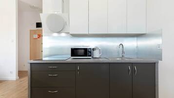 Réfrigérateur, micro-ondes, plaque de cuisson, cafetière/bouilloire