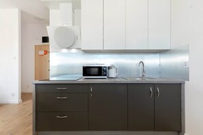 Fridge, microwave, stovetop, coffee/tea maker