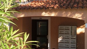 A building with a tiled roof, a door, and a window. - Studio-cabin in RDJ, with your feet in the water! (Antheor)