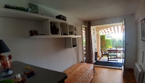 Interior - Studio-cabin in RDJ, with your feet in the water! (Antheor)
