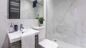 シャワー、ヘアドライヤー、タオル