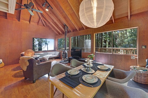 Dog-Friendly Cabin w/Ocean View, Private Hot Tub &  BBQ, and Access to Pools