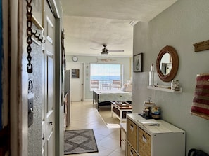 1 bedroom, desk, iron/ironing board, free WiFi - An adorable, direct oceanfront front studio with a large private balcony. (Daytona Beach)