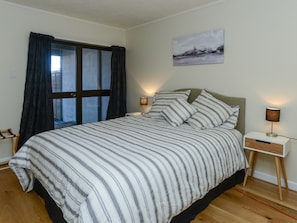 4 bedrooms, iron/ironing board, WiFi