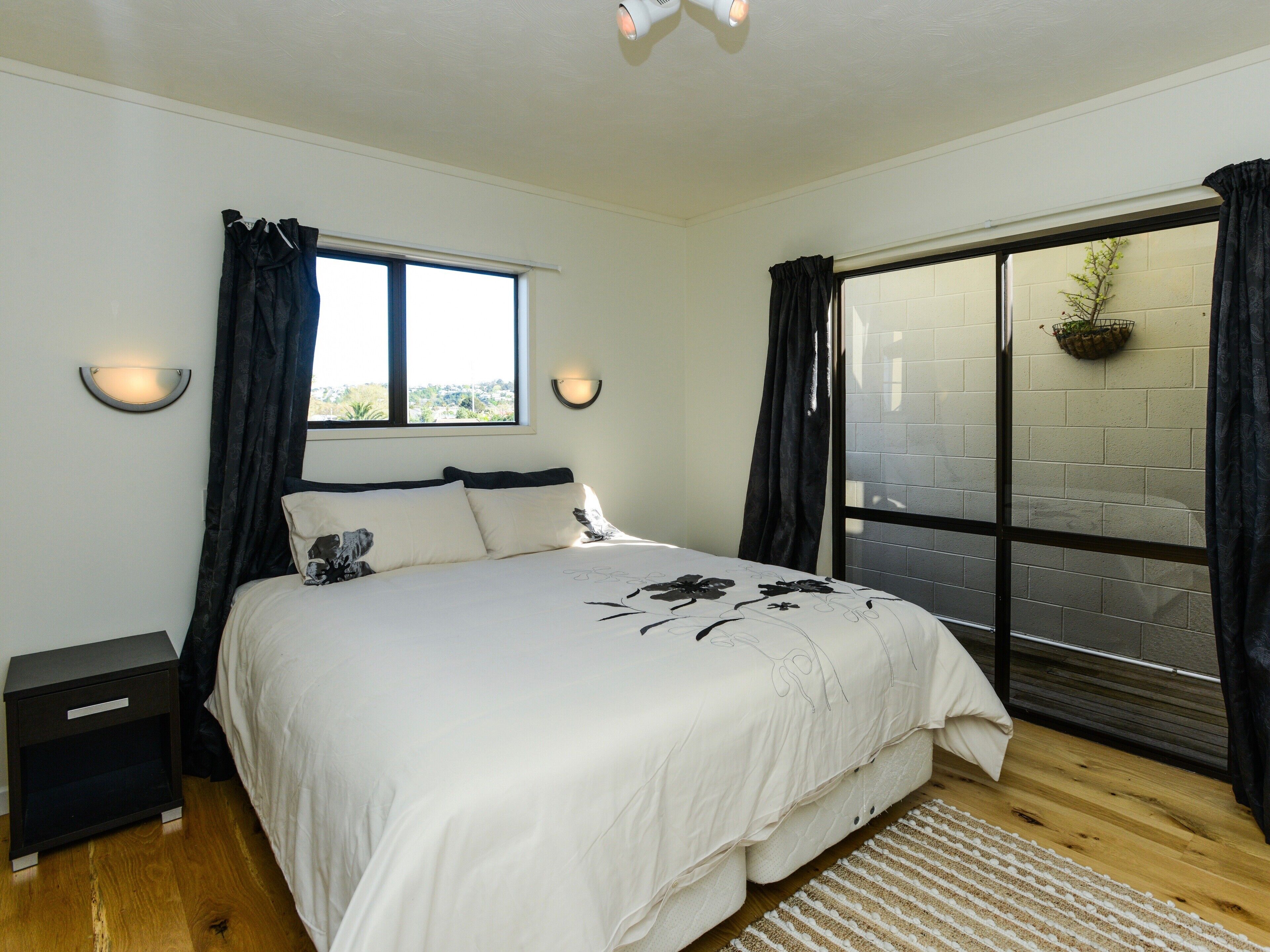 4 bedrooms, iron/ironing board, WiFi