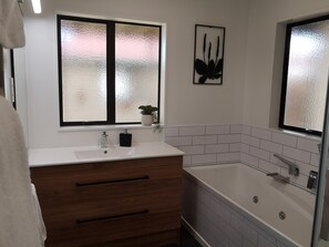 Bathtub, hair dryer - Marine Parade Magic - Napier Holiday Home (Napier City)
