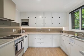 Réfrigérateur, un four, lave-vaisselle, grille-pain