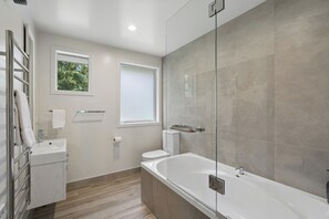 Bathtub, hair dryer - Alchemy Cottage - Arrowtown Holiday Home (Arrowtown)