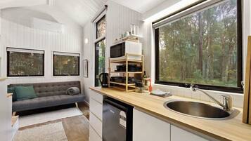 Plaque de cuisson, batterie de cuisine, vaisselle et ustensiles