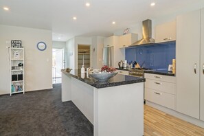 Kühlschrank, Mikrowelle, Ofen, Geschirrspüler