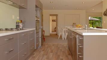 Réfrigérateur, micro-ondes, four, lave-vaisselle