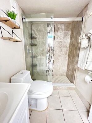 Shower, hair dryer, towels, soap - Penthouse Studio w Sweeping Ocean Views; On Daytona Beach. Great Food Nearby (Daytona Beach)