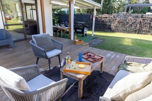 Outdoor dining - Ronas - Whiritoa Beach Bach (Whiritoa Beach)