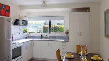 Jääkaappi, mikroaaltouuni, uuni, leivänpaahdin