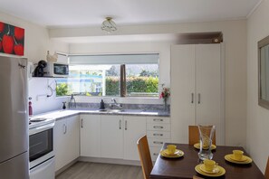 Fridge, microwave, oven, toaster - Ronas - Whiritoa Beach Bach (Whiritoa Beach)