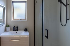 Shower, hair dryer - Ronas - Whiritoa Beach Bach (Whiritoa Beach)