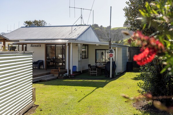 Outdoor dining - Ronas - Whiritoa Beach Bach (Whiritoa Beach)