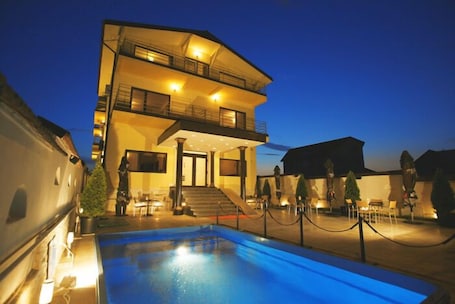 Fachada de la propiedad por la tarde o noche