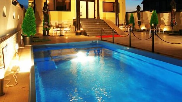 A two-story building with a swimming pool in the foreground. - Pensiunea SIERA (Constanta)