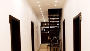 A hallway with a staircase leading to a reception area. - Pensiunea SIERA (Constanta)