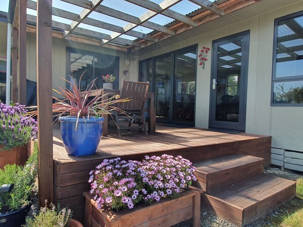 Exterior detail - Laybak Retreat -Highly recommended comfortable Kiwi batch (Lake Te Anau)