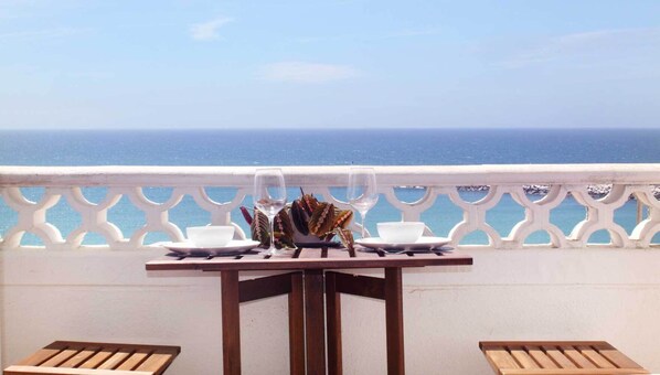 Outdoor dining - Centrally located apartment right on the sea, balcony with barbecue (Ericeira)