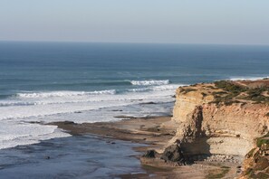 Beach nearby - Centrally located apartment right on the sea, balcony with barbecue (Ericeira)