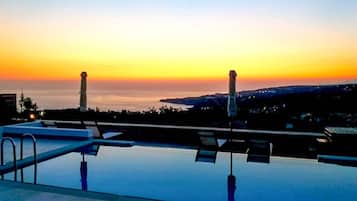 Una piscina al aire libre, una piscina infinita