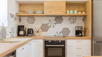 Fridge, microwave, oven, coffee/tea maker