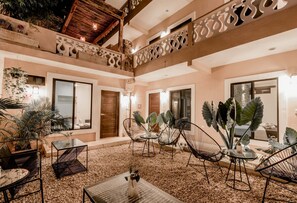 Familien-Doppelzimmer, 2 Doppelbetten, eigenes Bad, Stadtblick | Terrasse/Patio